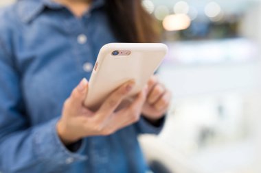 cep telefonuna SMS göndermek kadın