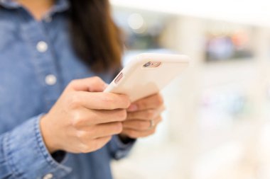 cep telefonuna SMS göndermek kadın