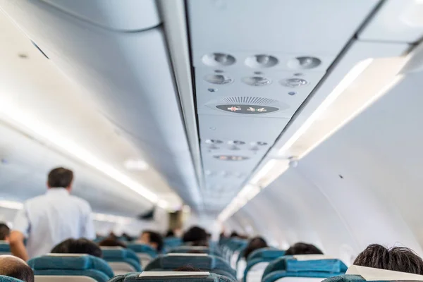 Interior de la aeronave con pasajeros — Foto de Stock