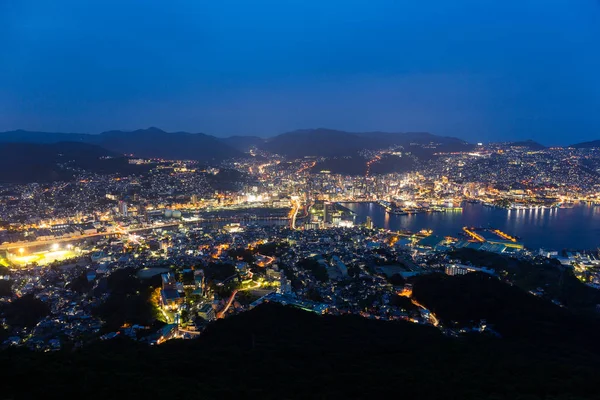 Japonské Nagasaki město v noci — Stock fotografie