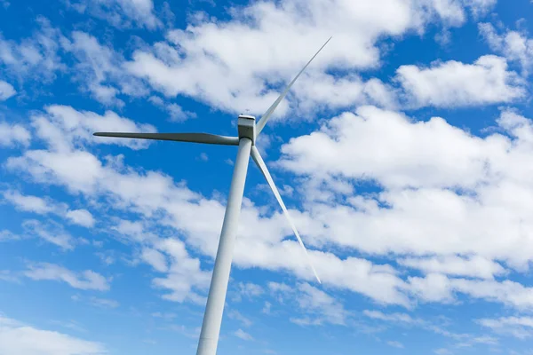 Větrná turbína a modrá obloha — Stock fotografie