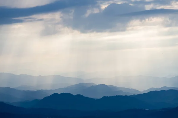 Mountains and sunlight with clouds in the sky — Stock Photo, Image