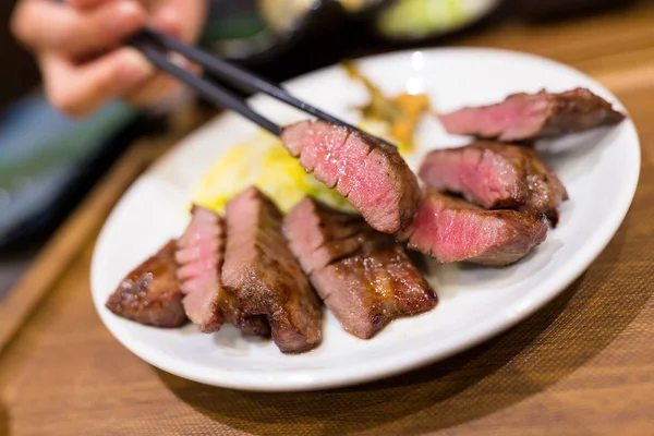 在餐馆里的烤的牛肉 — 图库照片