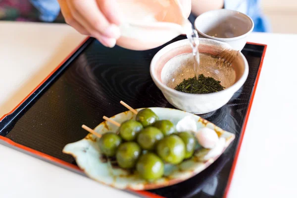 Японский моти в тарелке на столе — стоковое фото
