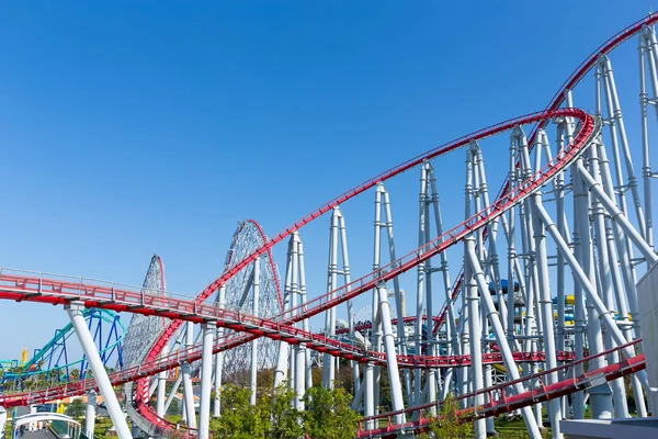 Roller coaster z niebieskim niebem — Zdjęcie stockowe