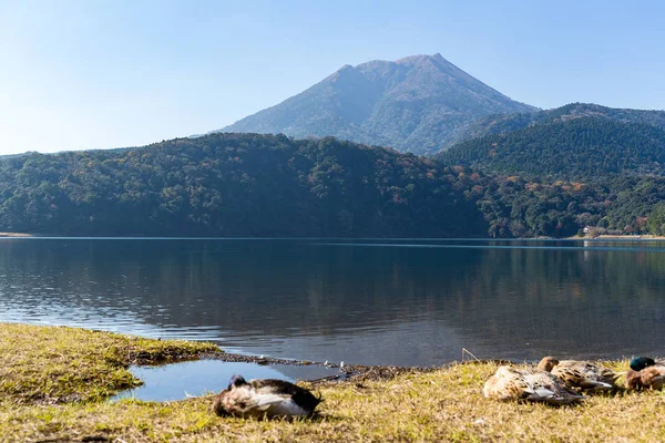 Mount Kirishima och sjön — Stockfoto