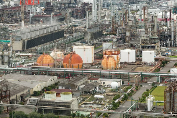 Fábrica industrial na cidade de Yokkaichi — Fotografia de Stock
