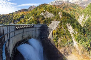 Japonya'da Kurobe Barajı 