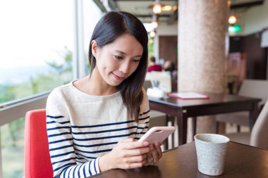 Kadın cep telefonu kafede üzerinde SMS gönderme