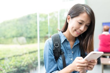 Cep telefonu Üniversitesi'nde Tarih arayan kadın