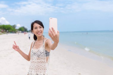 Kadın alarak selfie Beach