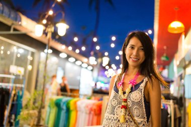 Alışveriş caddesi kadın 