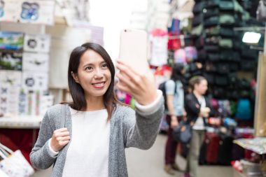 Hong Kong ve alma selfie seyahat eden kadın