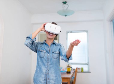 Kadın oyun Vr cihazla