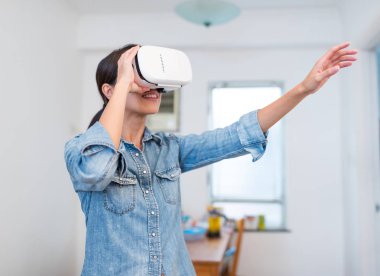 Sanal gerçeklik aygıtıyla izlerken kadın