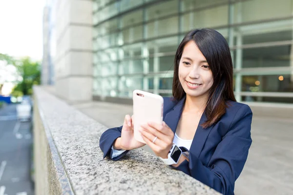 Empresária trabalhando no celular ao ar livre — Fotografia de Stock