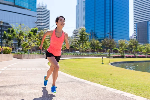 Donna che corre al parco — Foto Stock