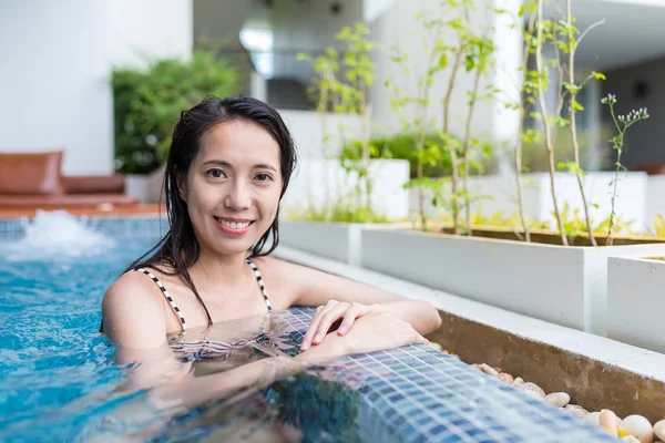 Frau mit Bikini genießen im Wellnessbereich — Stockfoto