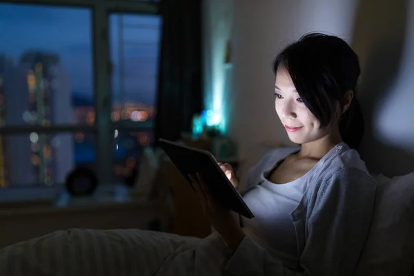 Wanita menggunakan komputer tablet di malam hari — Stok Foto