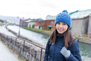 Otaru canel içinde seyahat eden kadın