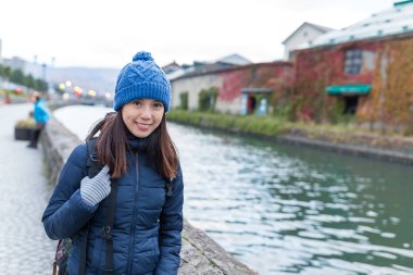 Otaru kanalda seyahat eden kadın
