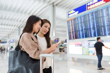 Havaalanında uçuş numarasını kontrol arkadaş