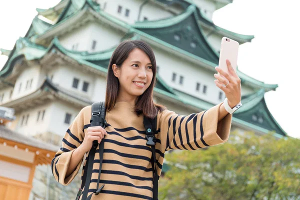 Жінка фотографують у Nagoya замок — стокове фото