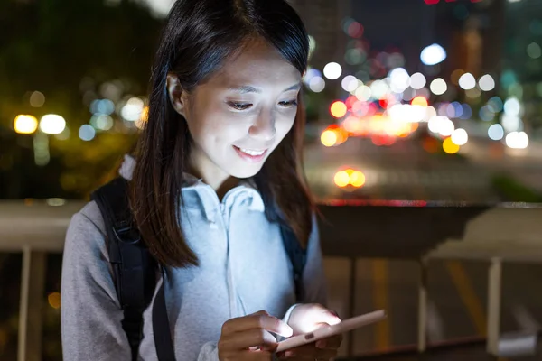 Femme utilisant un téléphone portable la nuit — Photo