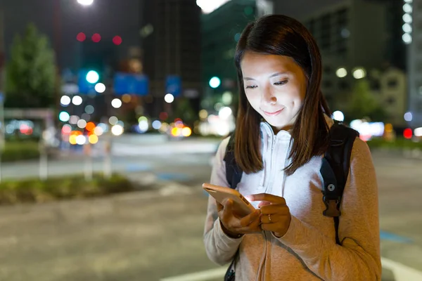 Žena používající mobilní telefon v noci — Stock fotografie