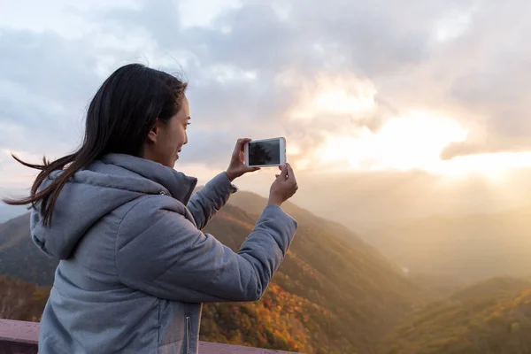 Γυναίκα λήψη φωτογραφιών στο κινητό στο όρος Hangetsuyama — Φωτογραφία Αρχείου