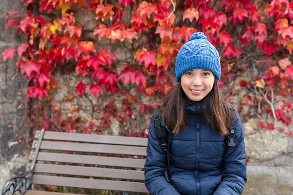 Femme en automne avec des érables — Photo