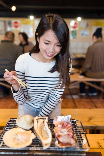 Mujer disfrutar de mariscos barbacoa en el restaurante —  Fotos de Stock