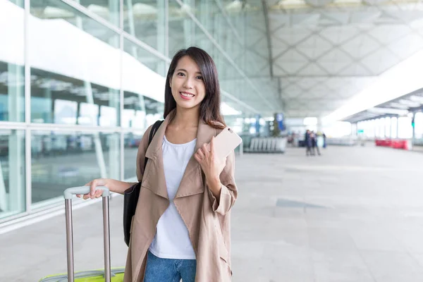 若い女性は、空港で旅行行く — ストック写真