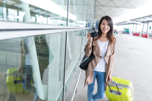 Young woman go travel and holding camera — Stock Photo, Image