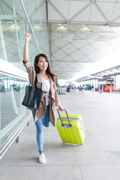 興奮した女性は、空港で旅行行く — ストック写真