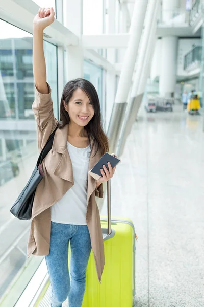 Happy woman go travel — Stock Photo, Image