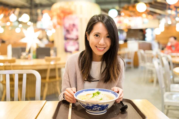 Woman enjoy ramen in restaurant — Stock Photo, Image