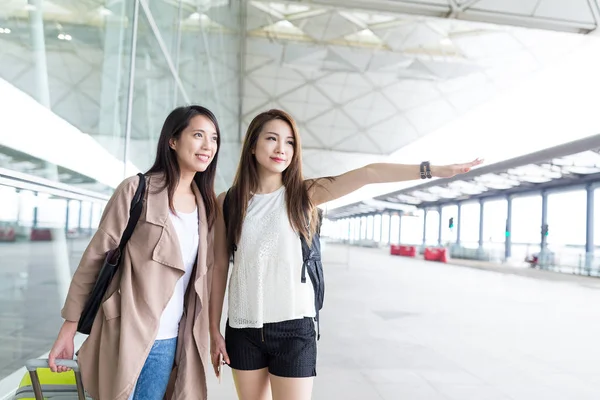 Amigos pedindo táxi no aeroporto — Fotografia de Stock