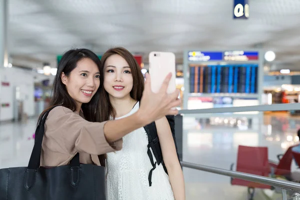 Amigos tirando selfie no aeroporto de Hong Kong — Fotografia de Stock