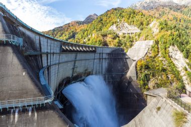 Japonya'da Kurobe Barajı 