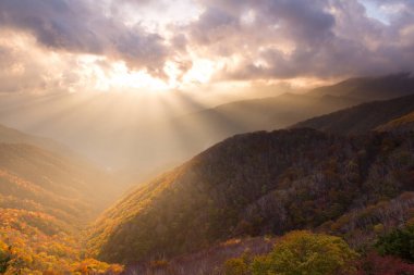 Gün batımında Mount Hangetsuyama, Japonya