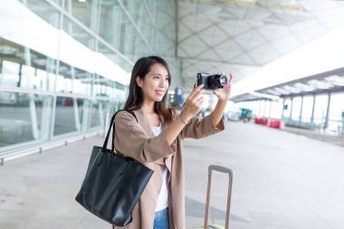 Kadın alarak fotoğraf ile fotoğraf makinesi havaalanında