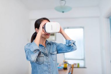 Kadın oyun Vr cihaz evde