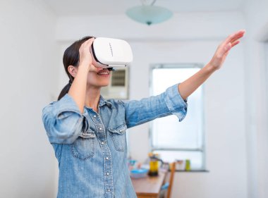 Sanal gerçeklik aygıtıyla izlerken kadın