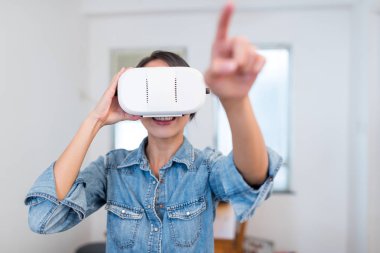 Sanal gerçeklik aygıtıyla arayan kadın