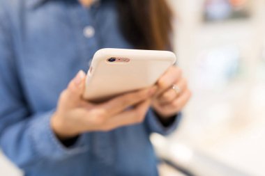 Cep telefonu kullanan kadın