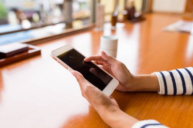Kadın dokunmatik ekran cep telefonu