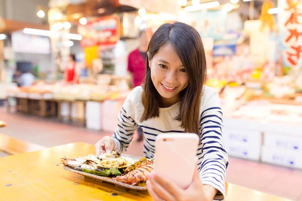 Frau macht Selfie mit Meeresfrüchten per Handy — Stockfoto