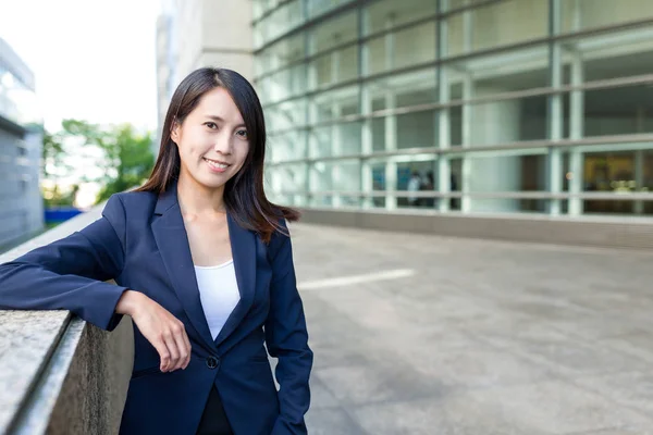 Junge asiatische Geschäftsfrau bei outdoor — Stockfoto