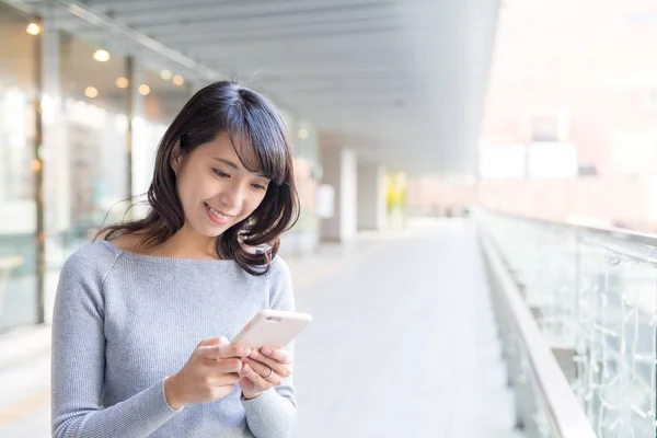 Vrouw die sms 't op mobiele telefoon — Stockfoto